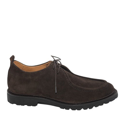 Derby cordones en piel  con goma dentada, para una silueta moderna y urbana.