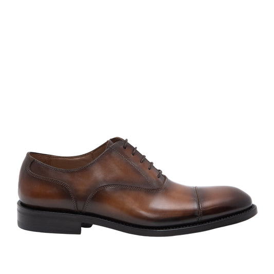 Zapato de cordones  patinado a mano. Fabricación Goodyear artesanal