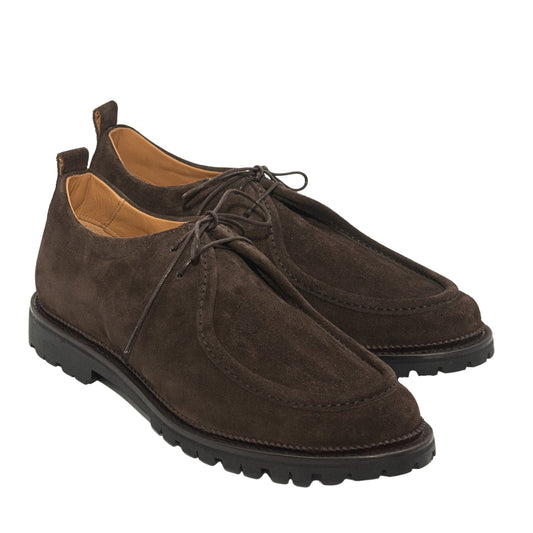 Derby cordones en piel  con goma dentada, para una silueta moderna y urbana.