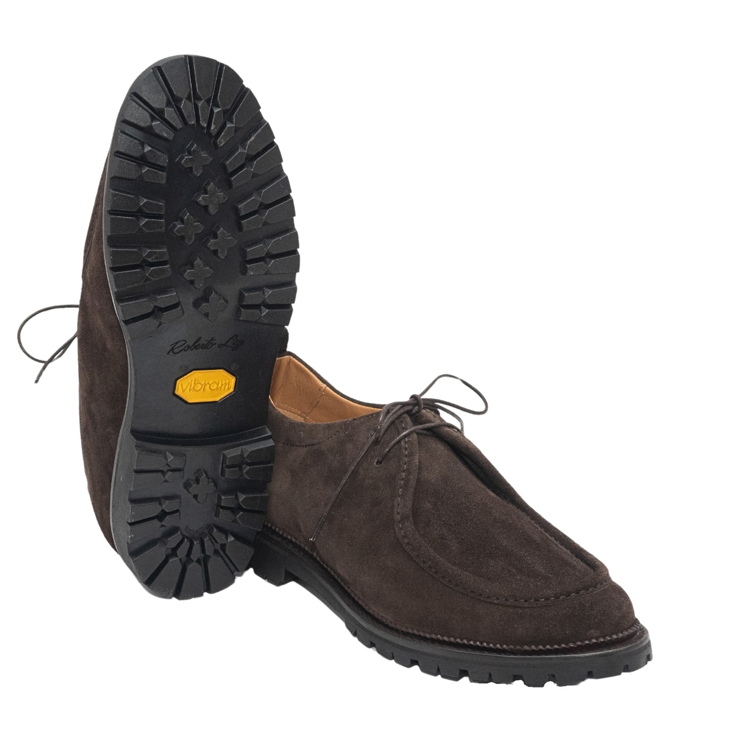 Derby cordones en piel  con goma dentada, para una silueta moderna y urbana.