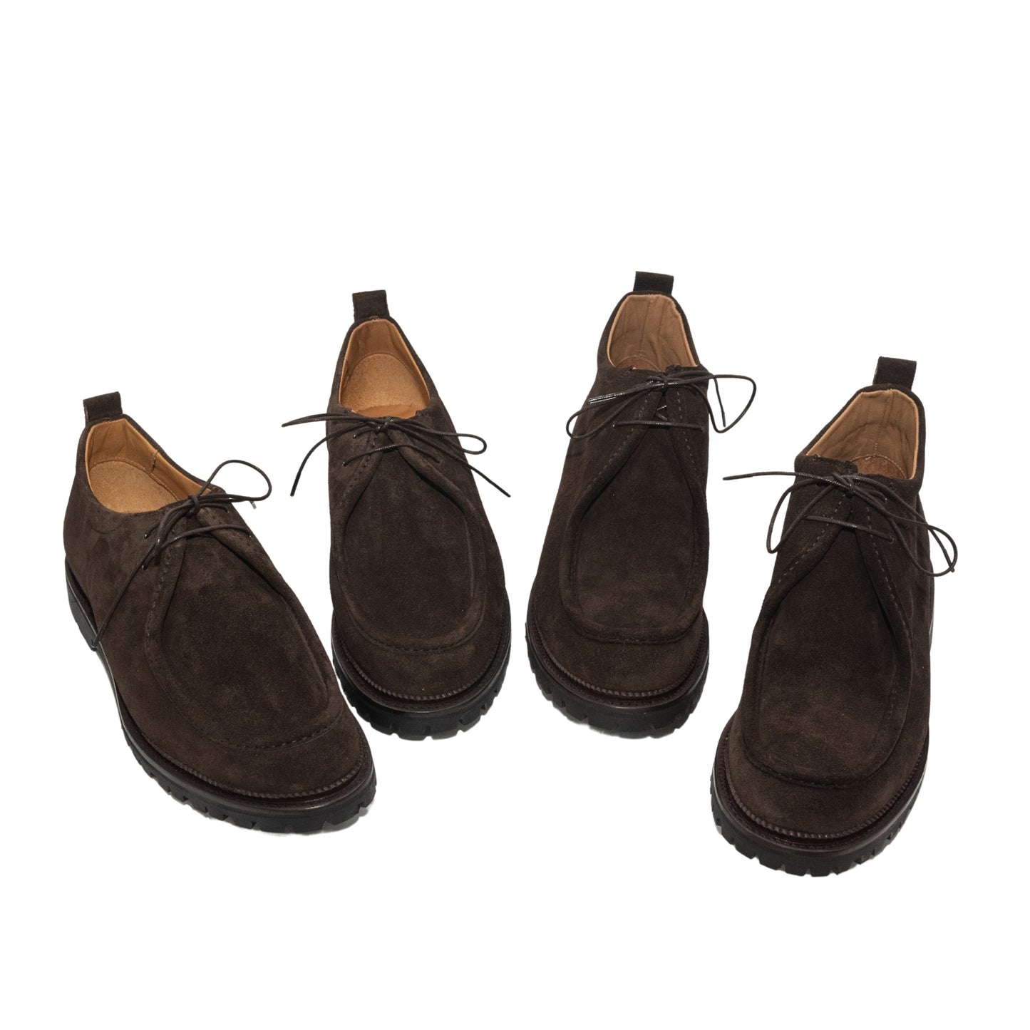 Botín cordones en piel con goma dentada, para una silueta moderna y urbana.